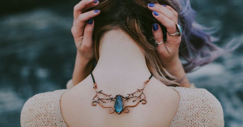 Necklaces - Woman Wears Gold-colored Blue Gemstone Pendant Necklace